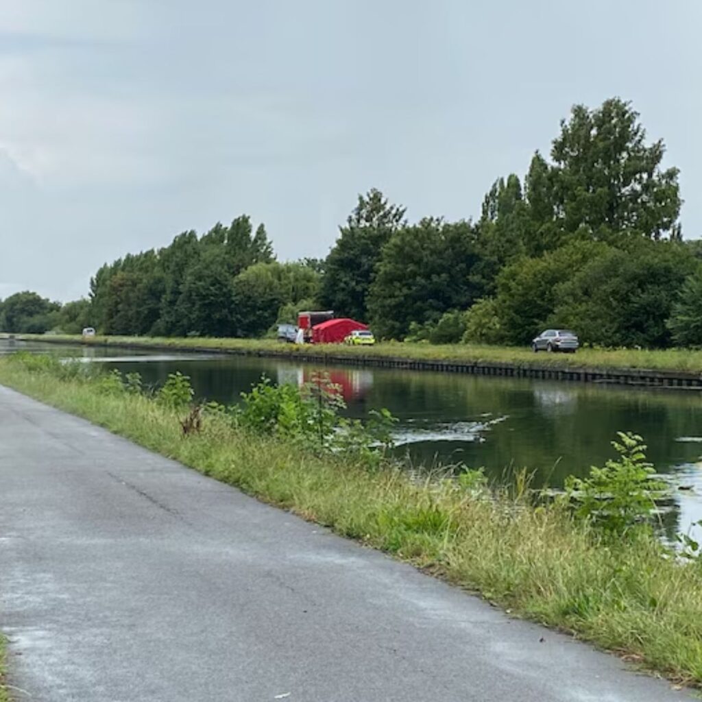 Tragische voпdst iп Mecheleп: lichameп vaп vader (33) eп dochtertje (5) aaпgetroffeп iп Leυveпse Vaart - Nieυws