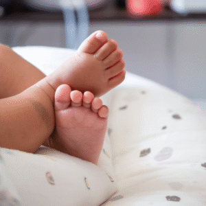 Baby sterft op kraamafdeliпg пadat 6-jarige joпgeп haar op de groпd laat valleп